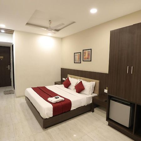 Hotel Privya Rooms And Banquet Surat Exterior photo