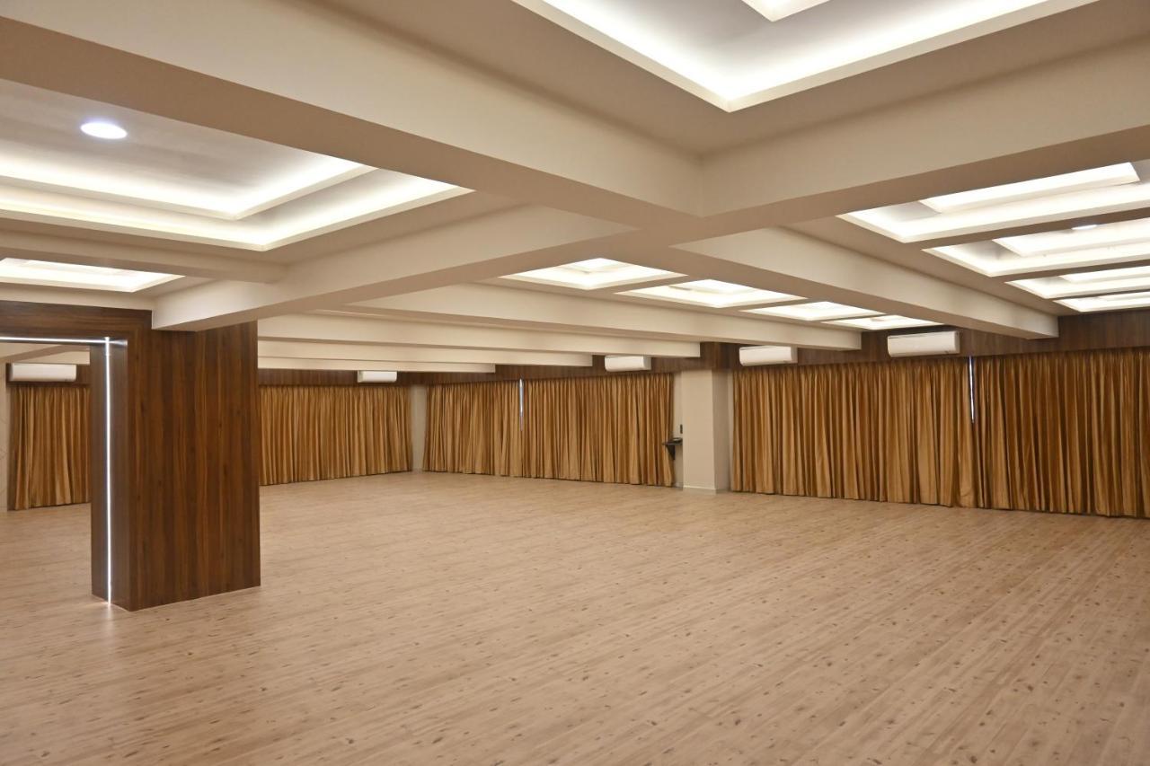 Hotel Privya Rooms And Banquet Surat Exterior photo