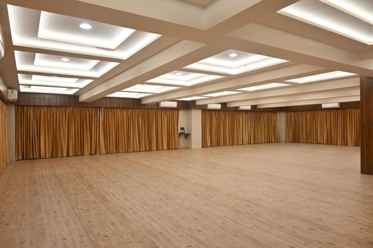 Hotel Privya Rooms And Banquet Surat Exterior photo