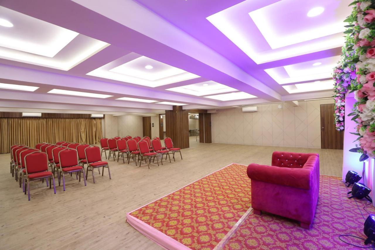 Hotel Privya Rooms And Banquet Surat Exterior photo