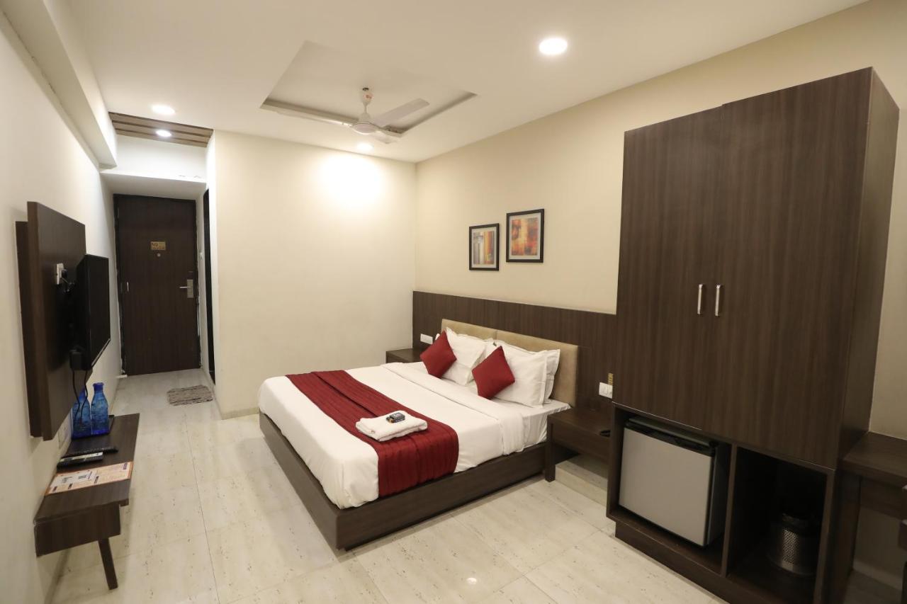 Hotel Privya Rooms And Banquet Surat Exterior photo
